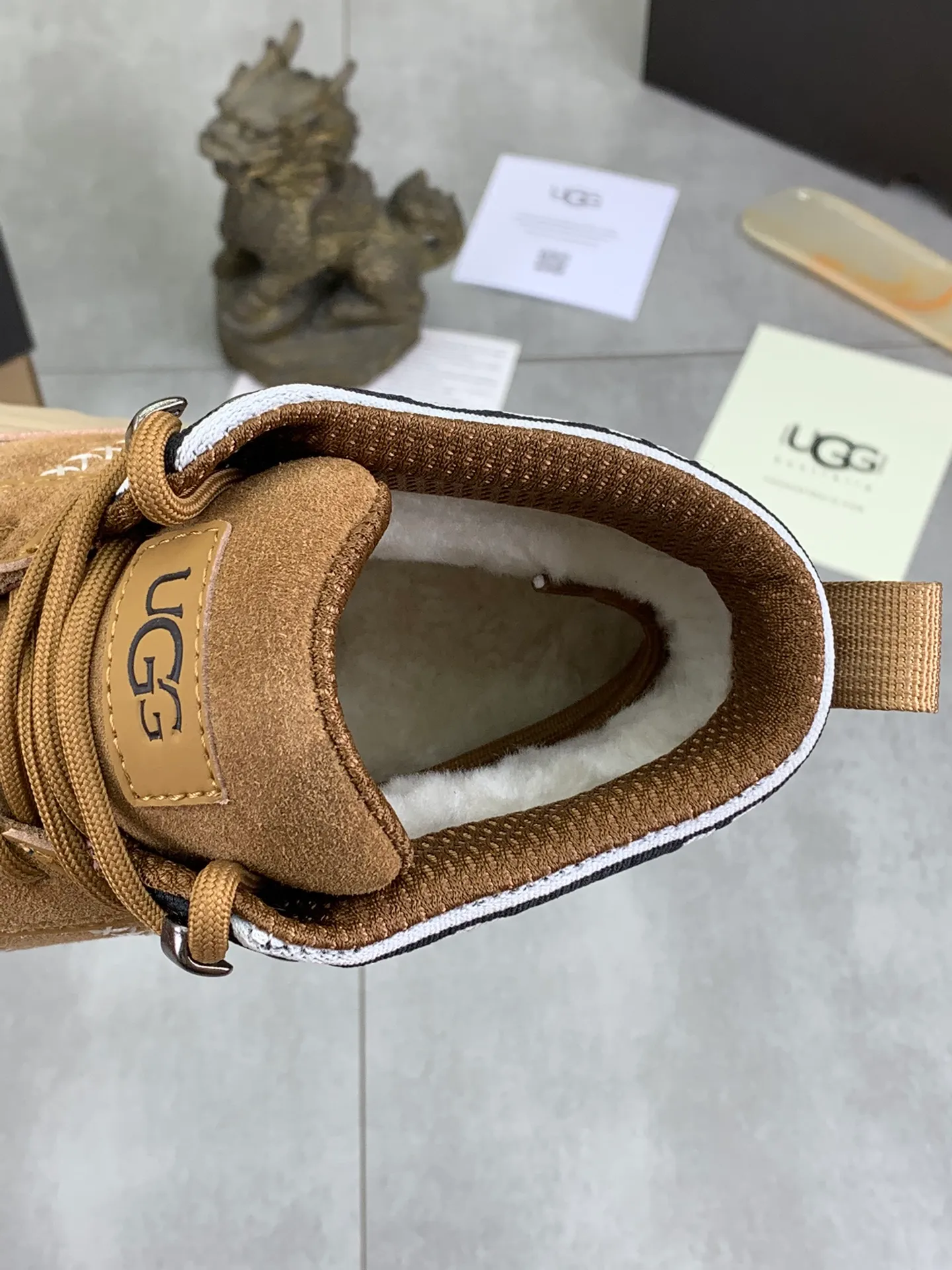 Men's shoes 💰P640 [New style] 💰 🆘 "Real wool" [UGG] 👉The popular men's shoes are synchronized with the official website 🔰The quality of the genuine products [satisfied] is not comparable to the imitations in the general market 🌀The upper is imported Italian frosted cowhide, and the lining is: foot pad 🅰️ grade 🐑Real wool👻Only Grade A can show the effect The hand feels smooth and delicate 🔱The shoe shape is grand, only genuine manufacturers can do it 🎄The perfect toughness of the original outsole 👻⬛️ can allow customers to bid farewell to one-time consumption. Real wool lining, super warm. Brown and gray available. Size: 39-44